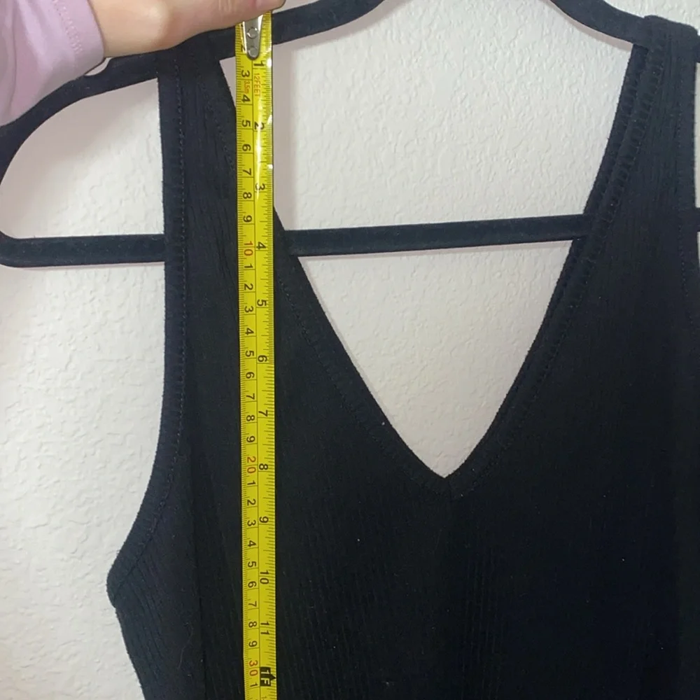 🛍️Black Sleeveless Women's V-neck Top! - Picture 2 of 6